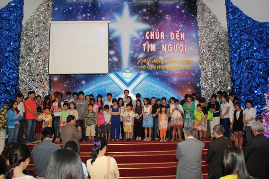 64 thân hữu cầu nguyện tin nhận Chúa tại nhà thờ Tin Lành Khánh Hội